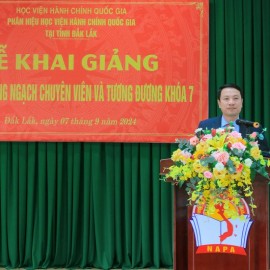 TS. Thiều Huy Thuật – Q. Giám đốc Phân hiệu Học viện Hành chính Quốc gia tại tỉnh Đắk Lắk phát biểu khai giảng lớp học