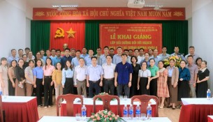 Các đại biểu tham dự chụp ảnh lưu niệm.