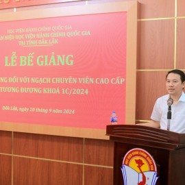 TS. Thiều Huy Thuật - Quyền Giám đốc Phân hiệu Học viện Hành chính Quốc gia tại tỉnh Đắk Lắk phát biểu bế giảng lớp học