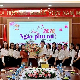 TS. Thiều Huy Thuật – Phó Bí thư Chi bộ, Q.Giám đốc Phân hiệu HVHCQG tại tỉnh Đắk Lắk tặng hoa chúc mừng nữ viên chức Phân hiệu