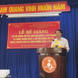 TS. Lê Văn Từ - Trưởng phòng Quản lý đào tạo & bồi dưỡng, Phân hiệu  công bố Quyết định cấp chứng chỉ cho học viên