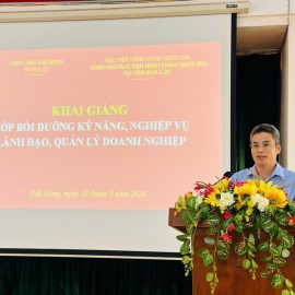 Ông Bùi Hiếu – Phó Giám đốc Sở Nội vụ tỉnh Đắk Nông phát biểu khai giảng lớp học