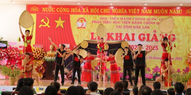 Văn nghệ chào mừng lễ khai giảng