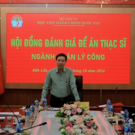 TS. Lại Đức Vượng - Phó giám đốc Học viện Hành chính Quốc gia nhận xét luận văn của học viên