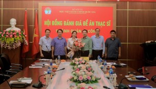 Các thành viên Hội đồng chúc mừng các học viên đã bảo vệ thành công đề án