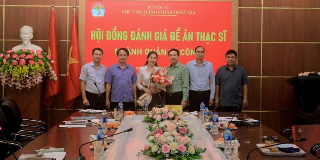 Các thành viên Hội đồng chúc mừng các học viên đã bảo vệ thành công đề án