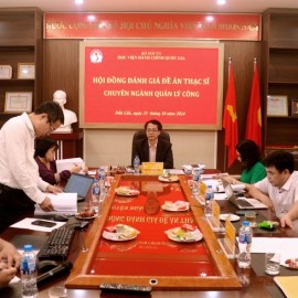 Các thành viên Hội đồng nhận xét đề án của học viên