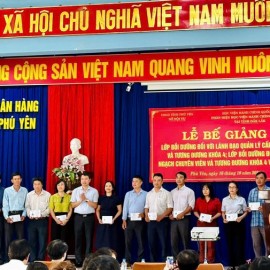 TS. Thiều Huy Thuật – Quyền Giám đốc Phân hiệu Học viện Hành chính Quốc gia tại tỉnh Đắk Lắk trao chứng chỉ cho học viên.