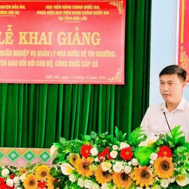 Ông Nguyễn Văn Nam - Phó trưởng Phòng Nội vụ huyện Đắk Mil, tỉnh Đắk Nông phát biểu tại lớp học.