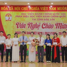 TS. Thiều Huy Thuật – Quyền Giám đốc Phân hiệu HVHCQG tại tỉnh Đắk Lắk tặng hoa và quà lưu niệm cho các đội diễn