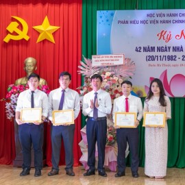 ThS. Phan Xuân Quý - Chủ tịch Công đoàn bộ phận Phân hiệu tặng bằng khen cho các công đoàn viên có thành tích xuất sắc năm 2023