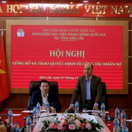 TS. Nguyễn Huy Hoàng – Ủy viên BCH Đảng ủy Học viện, Trưởng Ban tổ chức cán bộ Học viện hành chính Quốc gia phát biểu giao nhiệm vụ cho các viên chức được bổ nhiệm