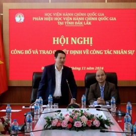 TS. Thiều Huy Thuật - Quyền Giám đốc Phân hiệu Học viện Hành chính Quốc gia tại tỉnh Đắk Lắk phát biểu chúc mừng các viên chức được bổ nhiệm