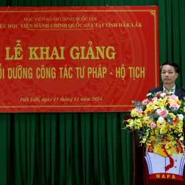 TS. Lê Văn Từ - Trưởng phòng Quản lý đào tạo & bồi dưỡng, Phân hiệu HVHCQG tại tỉnh Đắk Lắk phát biểu khai giảng lớp học