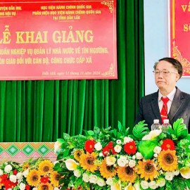 TS. Lê Văn Từ - Trưởng phòng Quản lý đào tạo và bồi dưỡng Phân hiệu HVHCQG tại tỉnh Đắk Lắk phát biểu khai giảng lớp học