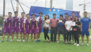 Ban Tổ chức trao giải Nhất nội dung bóng đá nam cho Đội KH17A10
