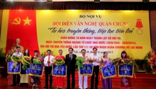 Thứ trưởng Bộ Nội vụ Trần Anh Tuấn, Chủ tịch Công đoàn Bộ Thái Quang Toản,

Bí thư Đoàn Thanh niên Bộ Vũ Thế Khương tặng cờ lưu niệm cho các Đội thi