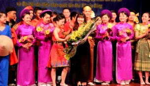 PGS.TS. Lê Thị Vân Hạnh chụp ảnh lưu niệm cùng các em sinh viên