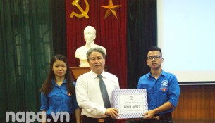 Giám đốc Đặng Xuân Hoan tặng quà động viên các tình nguyện viên