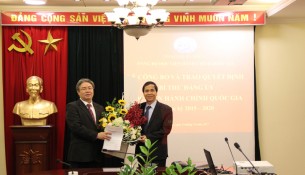 Đồng chí Triệu Văn Cường trao Quyết định và tặng hoa chúc mừng Tân Bí thư Đẳng ủy Học viện Đặng Xuân Hoan