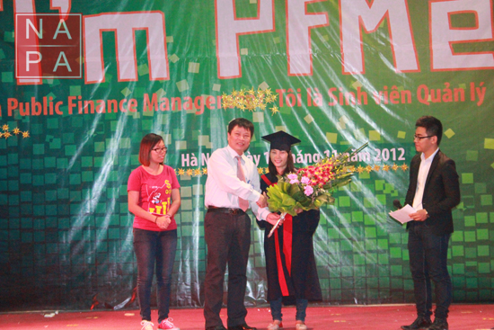 TS Nguyễn Ngọc Thao tặng hoa chúc mừng nhà vô địch của Hội thi