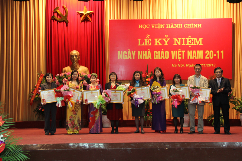 Các giảng viên của Khoa và Học viện được trao tặng Kỷ niệm chương