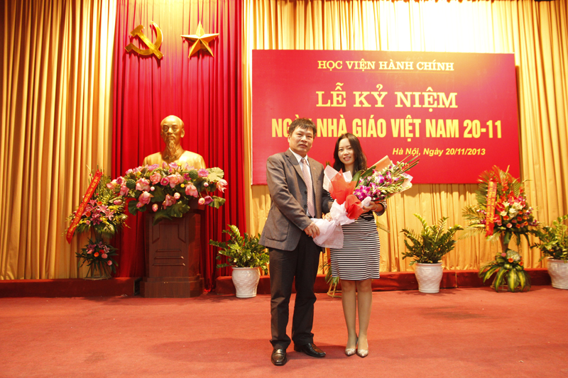 TS Nguyễn Ngọc Thao - Trưởng Khoa QL Tài chính công tặng hoa chúc mừng Ths Phạm Thị Thanh Hương