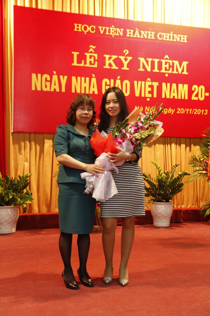 Ths Phạm Thị Thanh Vân tặng hoa chúc mừng Ths Phạm Thị Thanh Hương