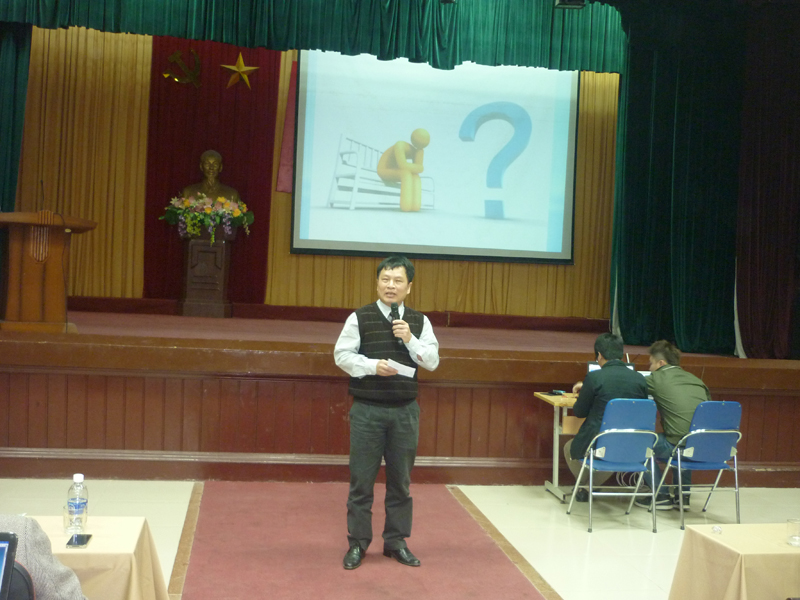 Hình: TS. Nguyễn Ngọc Thao - Trưởng khoa QL Tài chính công giải đáp những băn khoăn của sinh viên khóa 12 khi lựa chọn chuyên ngành QL Tài chính công.
