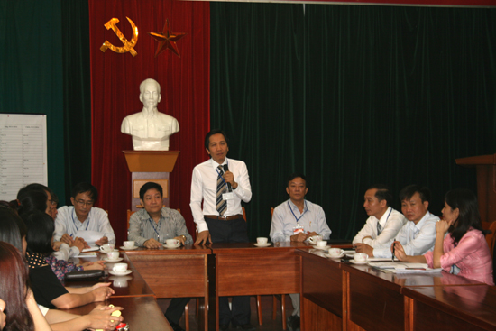Thứ trưởng Bộ Nội vụ TS. Trần Anh Tuấn phát biểu với các giám thị coi thi tại điểm thi Hà Nội, sáng 29/11/2014.