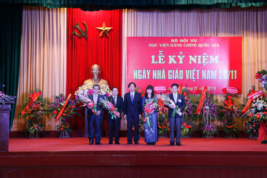 TS. Trần Anh Tuấn tặng hoa chúc mừng Ban giám đốc Học viện