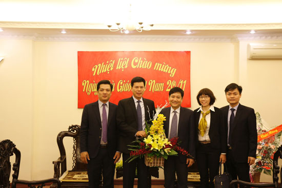 Ngân hàng Vietcombank chi nhánh Thăng Long tặng hoa và chúc mừng Lãnh đạo Học viện nhân dịp 20/11