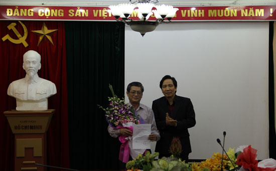 TS. Trần Anh Tuấn tặng hoa chúc mừng PGS.TS. Lưu Kiếm Thanh