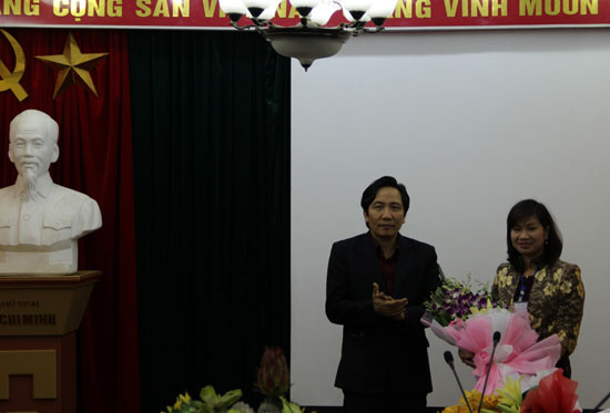 TS. Trần Anh Tuấn tặng hoa chúc mừng PGS.TS. Nguyễn Thị Thu Vân