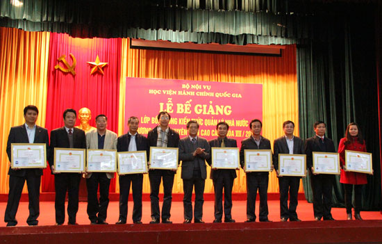 3.PGS.TS. Lưu Kiếm Thanh trao Giấy khen của Giám đốc Học viện cho các học viên đạt thành tích cao trong khoá học