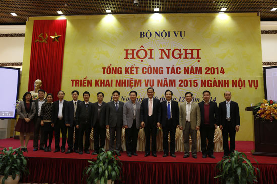 Bộ trưởng Nguyễn Thái Bình và Thứ trưởng Trần Anh Tuấn chụp ảnh lưu niệm cùng Đoàn đại biểu Học viện Hành chính Quốc gia tham dự Hội nghị
