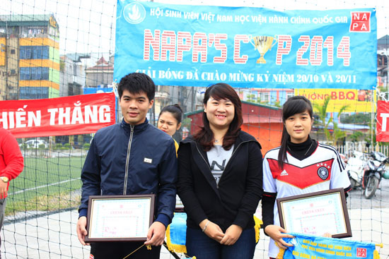 Đồng chí Lưu Hải Anh trao giải Tư cho 2 đội KH12HCH1 và KH13CSC