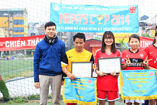 Đồng chí Trần Văn Tiến - Ủy viên Ban Chấp hành, Trưởng Ban Phong trào Đoàn Thanh niên trao giải Nhì cho 2 đội KH12KT và KH13HCH2