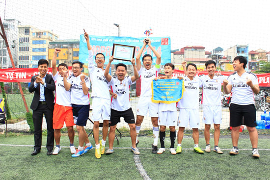 Đồng chí Lương Văn Liệu trao giải Nhất cho đội nam KH14A2