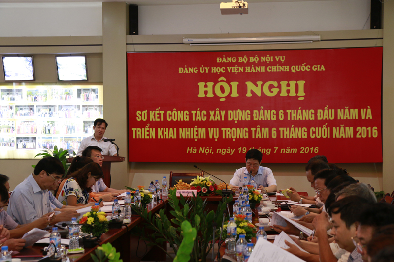 Đồng chí Hoàng Quang Đạt – Phó Bí thư  Đảng ủy báo cáo công tác 6 tháng đầu năm và triển khai nhiệm vụ trọng tâm 6 tháng cuối năm 2016 của Đảng ủy Học viện