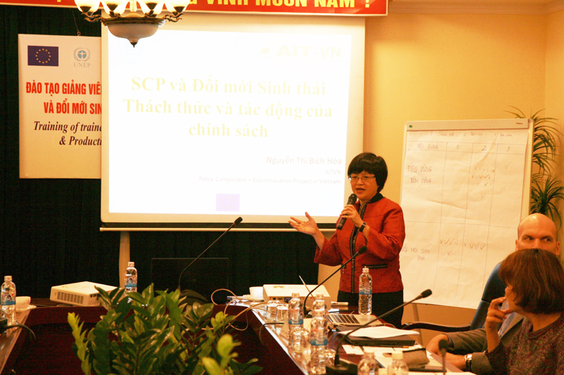 Bà Phạm Thị Bích Hoa Phó Giám đốc AIT giảng bài 