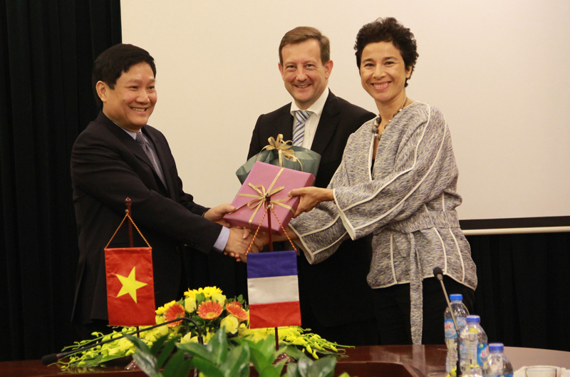 Lãnh đạo Học viện thay mặt Học viện Hành chính Quốc gia tặng quà lưu niệm cho Ngại Đại sứ và Bà Tham tán Hợp tác và Hành động Văn hóa Đại sứ quán Cộng hòa Pháp tại Việt Nam