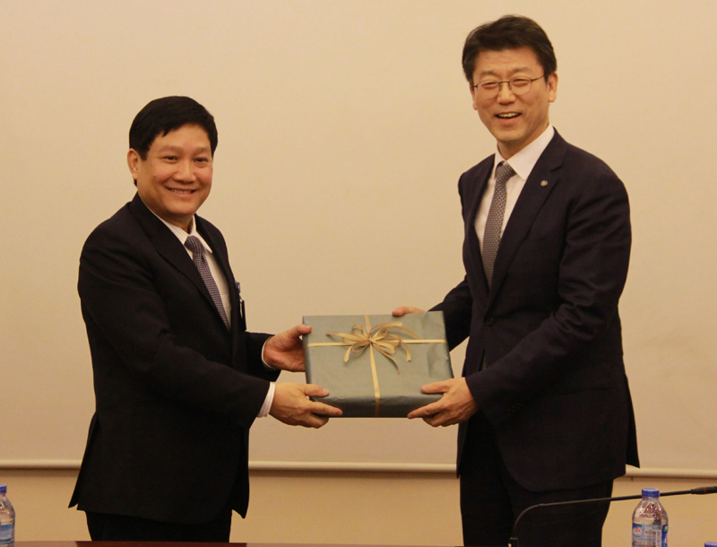 TS. Lê Như Thanh, Phó Giám đốc Thường trực Học viện  trao tặng phẩm cho Giám đốc KIPA