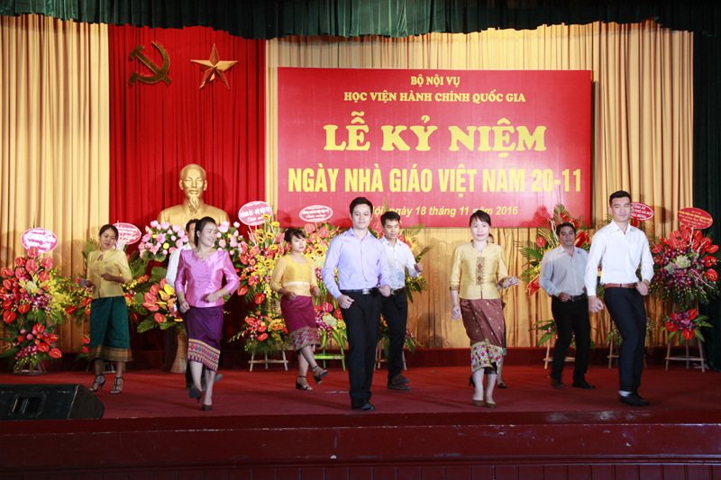 Lưu học sinh Lào biểu diễn văn nghệ chào mừng ngày 20/11