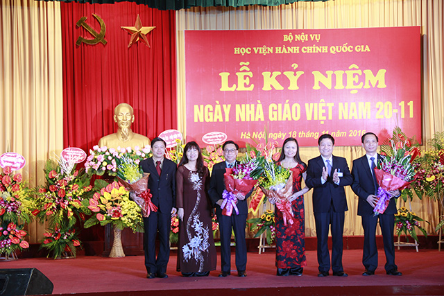TS. Lê Như Thanh, PGS.TS Lê Thị Vân Hạnh tặng hoa các tân Phó Giáo sư của Học viện