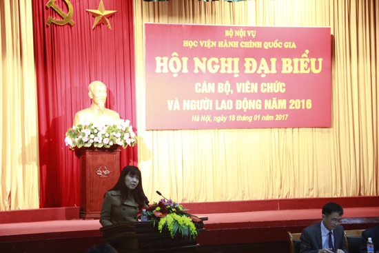 PGS.TS Lê Thị Vân Hạnh - Phó Giám đốc Học viện trình bay báo cáo tổng kết năm 2016 và phương hướng phấn đấu năm 2017 