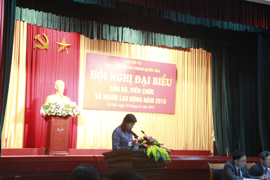 TS. Nguyễn Thị Thu Vân- Trưởng Ban Tổ chức - Cán bộ Báo cáo kết quả thực hiện QUy chế Dân chủ