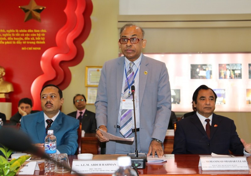 Hiệu trưởng Trung tâm đào tạo Hành chính công Băng-la-đét A.L.M Abdur Rahman phát biểu tại Lễ khai giảng