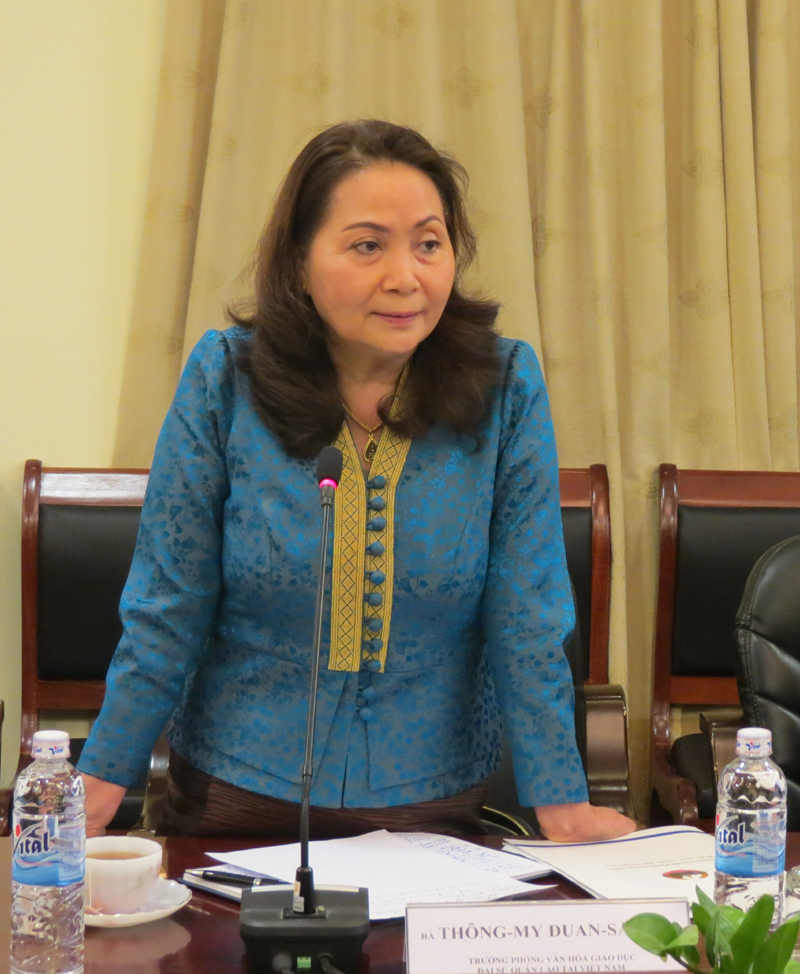 Bà Thông-my Đuông-sắc-đa, đại diện Đại sứ quán Lào tại Việt Nam phát biểu 