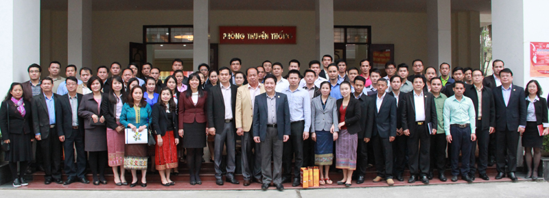 Lãnh đạo Học viện và Đoàn cán bộ Ban Tổ chức TW Lào chụp ảnh lưu niệm với lưu học sinh Lào tại Học viện
